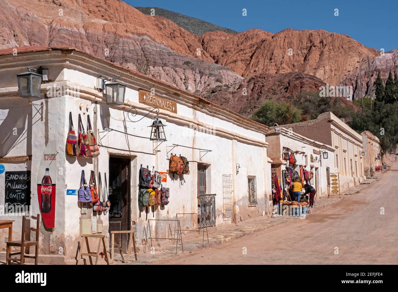 Rue avec boutiques de souvenirs dans le village de Purmamarca au pied de Cerro de los Siete Colores, Quebrada de Purmamarca, province de Jujuy, Argentine Banque D'Images