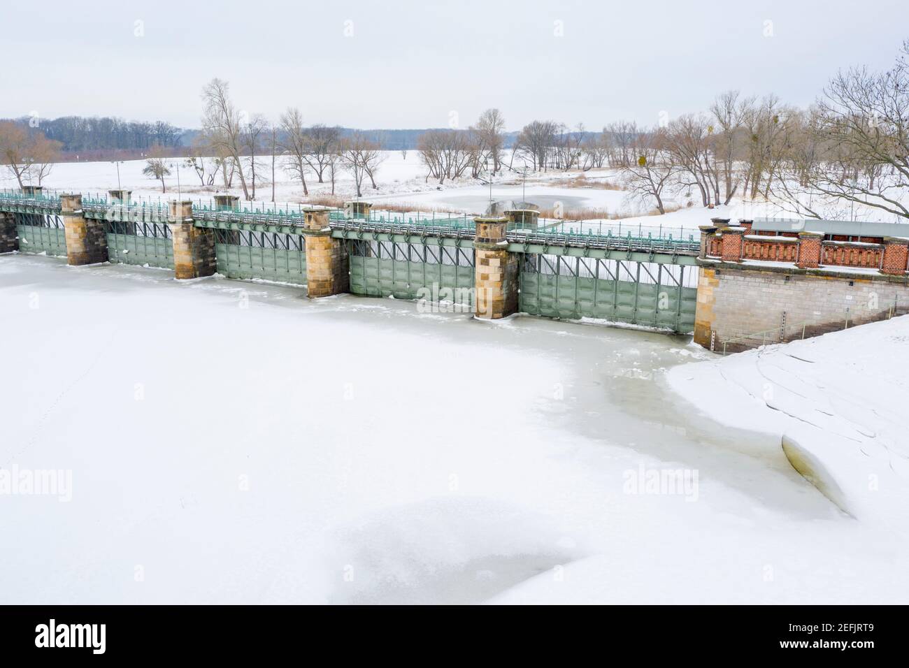 L'Allemagne, Saxe-Anhalt, Pretzien, classée Pretzien weir, le plus grand weir d'Europe quand il a été achevé en 1875, protège aujourd'hui les villes de Magdebu Banque D'Images