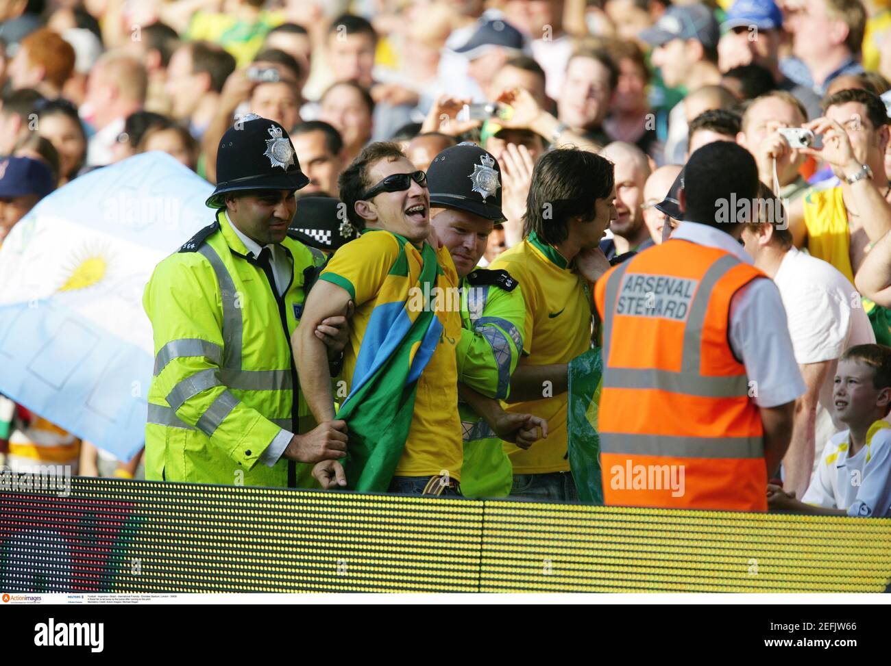 Football - Argentine / Brésil - International friendly - Emirates Stadium, Londres - 3/9/06 UN fan du Brésil est conduit par la police après avoir courir sur le terrain crédit obligatoire: Action Images / Michael Regan Banque D'Images