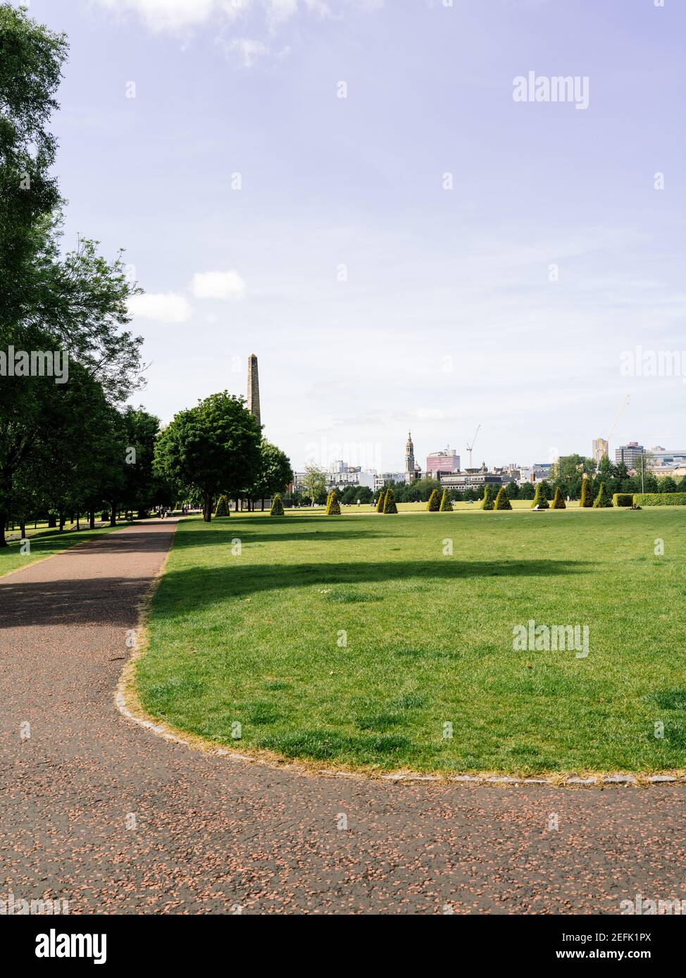 Vue sur le plus ancien parc public appelé Glasgow Green, à l'ouest, en direction de la ville de Glasgow, Écosse, Royaume-Uni. Banque D'Images