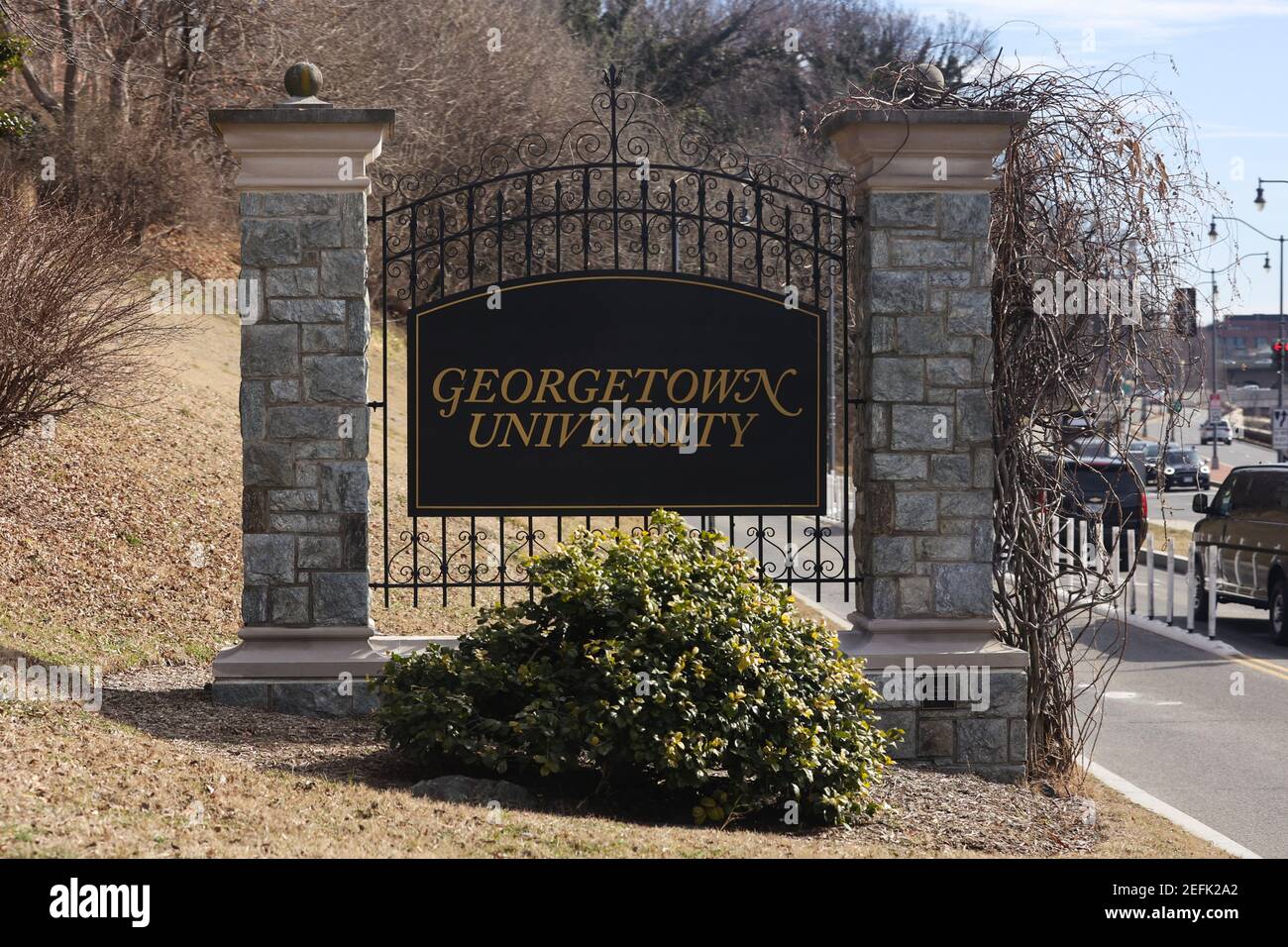 Le signe pour le campus de l'Université de Georgetown vu à Washington, D.C, le mercredi 17 février 2021. Le président Biden devrait recevoir ses cendres pour Ash mercredi du révérend Brian McDermott à l'Université de Georgetown, Wolfington Hall. Credit: Oliver Contreras/Pool via CNP *** Légende locale *** BSMID33420302 | usage dans le monde entier Banque D'Images