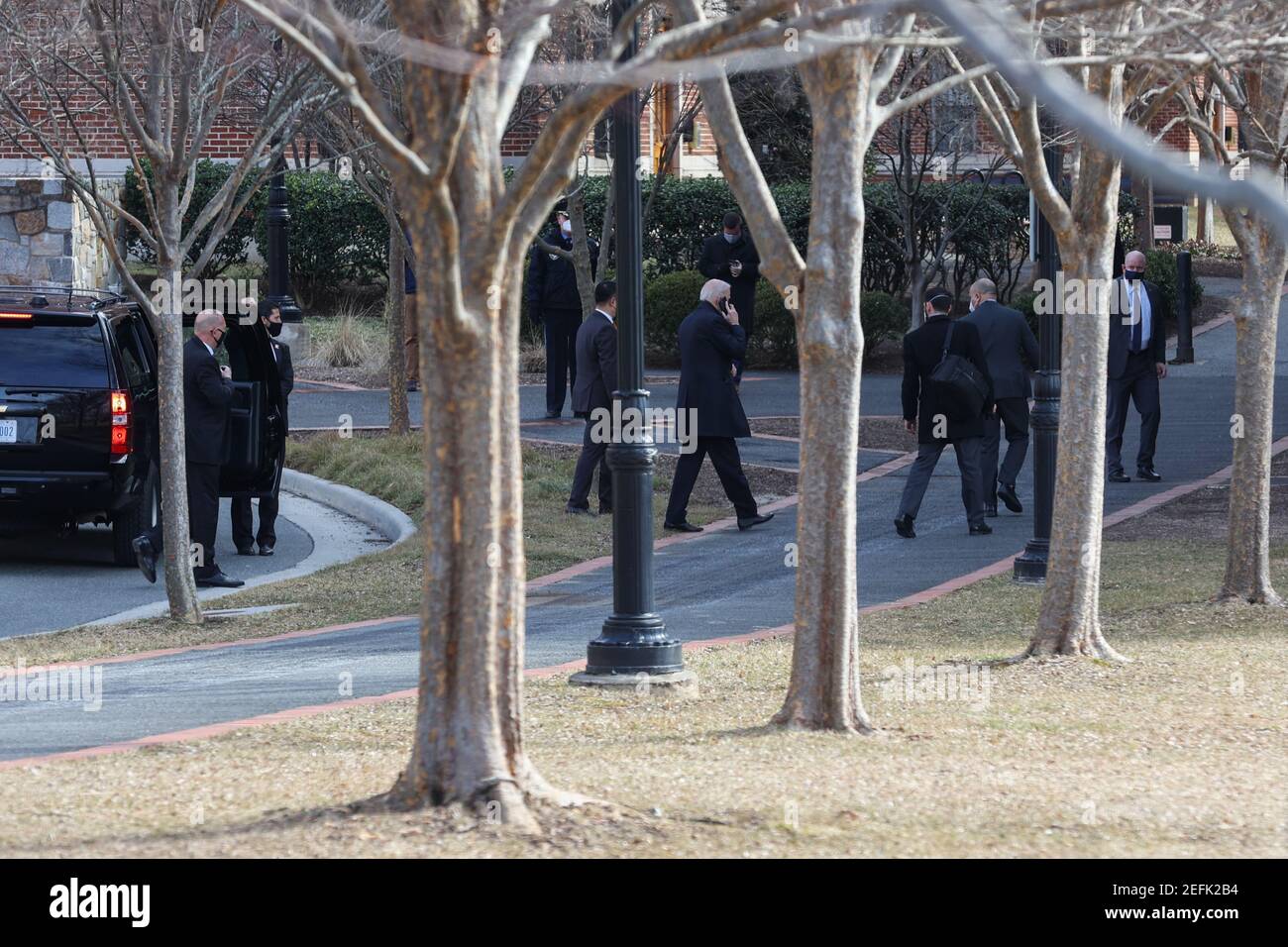 Le président Joe Biden arrive au campus de l'Université de Georgetown à Washington, D.C, le mercredi 17 février 2021. Le président Biden devrait recevoir ses cendres pour Ash mercredi du révérend Brian McDermott à l'Université de Georgetown, Wolfington Hall. Credit: Oliver Contreras/Pool via CNP *** Légende locale *** BSMID33420065 | usage dans le monde entier Banque D'Images