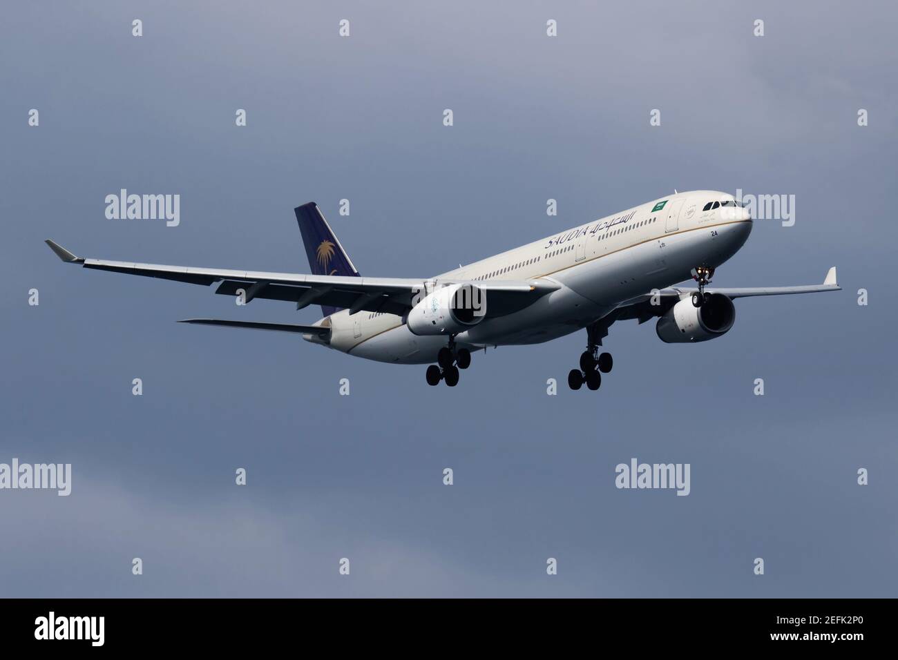 Airbus A330-300 HZ-AQ24 Saudia atterrissant à Istanbul Ataturk Aéroport Banque D'Images Airbus A330-300 HZ-AQ24 Saudia atterrissant à Istanbul Ataturk Aéroport Banque D'Images