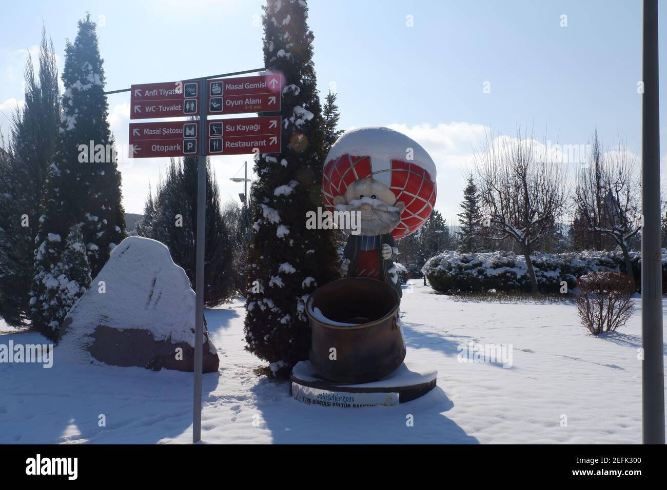 Nasreddin Hodja Statue et signalisation routière à Sazova Park Turkey Banque D'Images