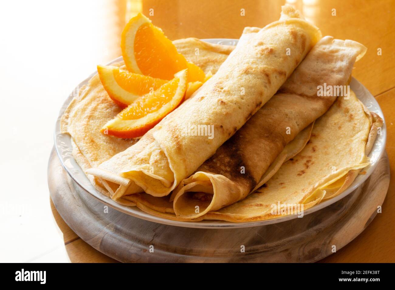 Crêpes à la confiture d'orange et aux oranges - fond en bois Banque D'Images