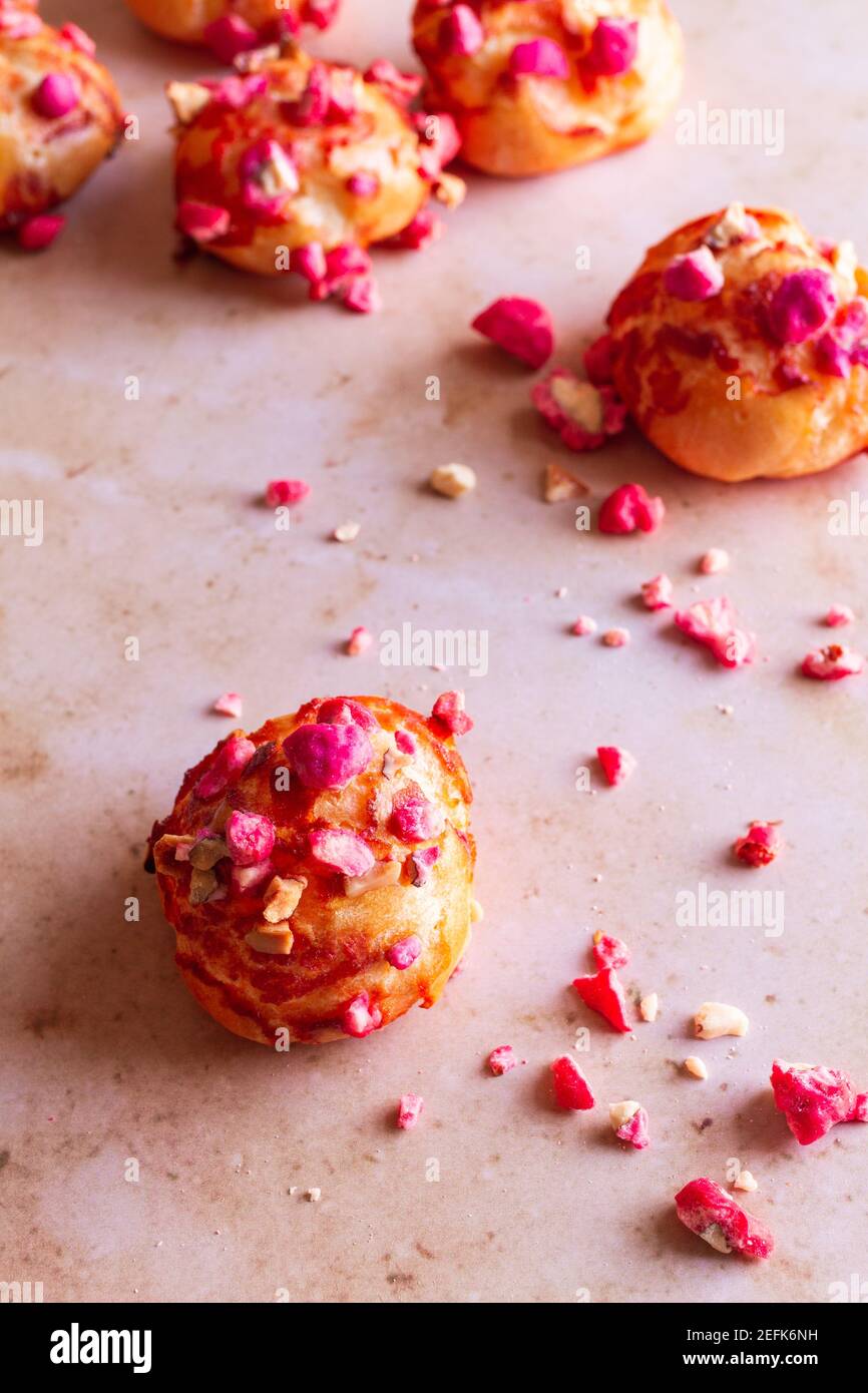 Des chouettes françaises fraîchement cuites recouvertes de pralines aux amandes roses. Banque D'Images