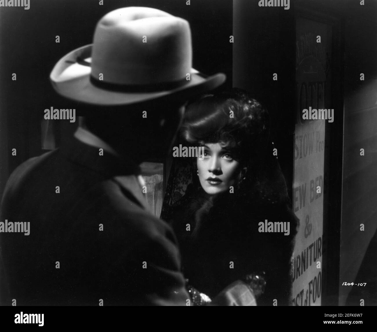 JOHN WAYNE et MARLENE DIETRICH dans LES SABOTEURS 1942 réalisateur RAY ENRIGHT roman Rex Beach robes Vera West Frank Lloyd Productions / Charles K. Feldman Group for Universal Pictures Banque D'Images