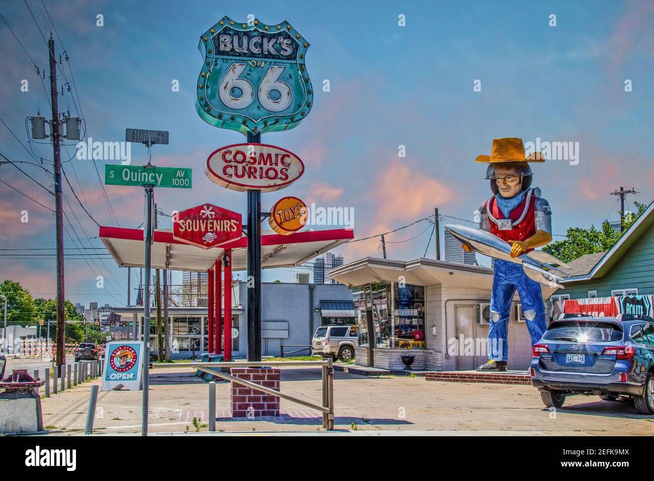 6 13 2020 Tulsa États-Unis - Curio and souvenir Shop Le long de la route 66 à Tulsa, Oklahoma, avec statue de l'espace cowboy tenant une fusée créée à partir de gaz rétro Banque D'Images