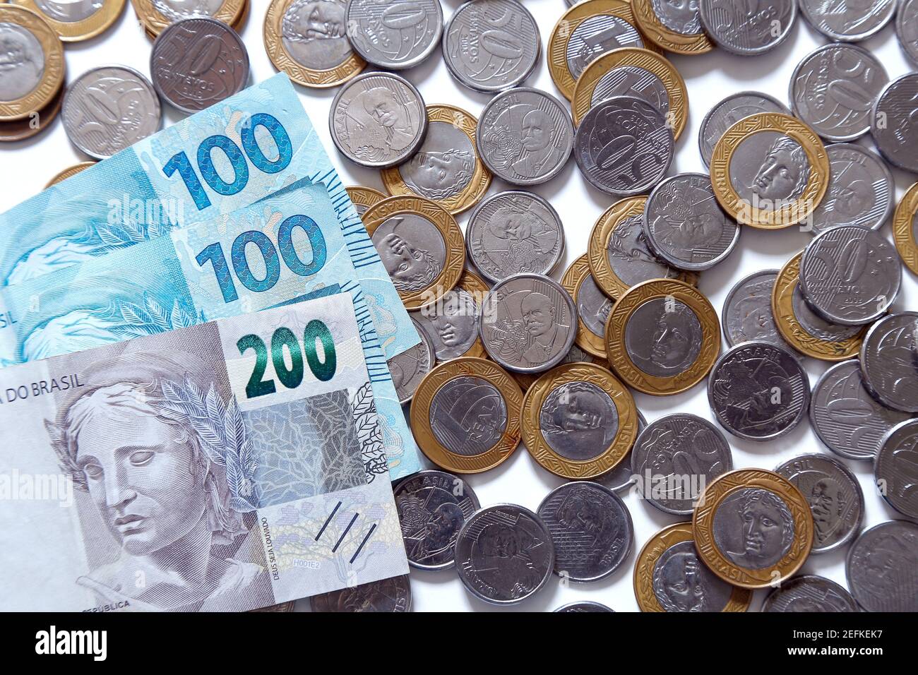 billets d'argent et groupe de pièces de monnaie réelles brésiliennes - économie et concept financier Banque D'Images