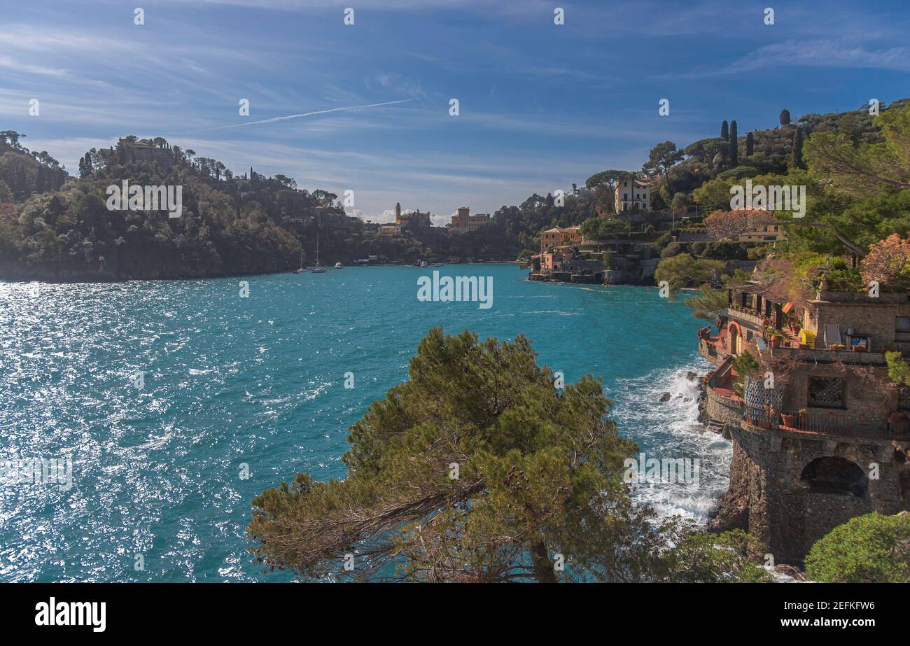 Portofino, un petit village de pêcheurs renommé en Ligurie, une destination touristique, célèbre dans le monde entier Banque D'Images