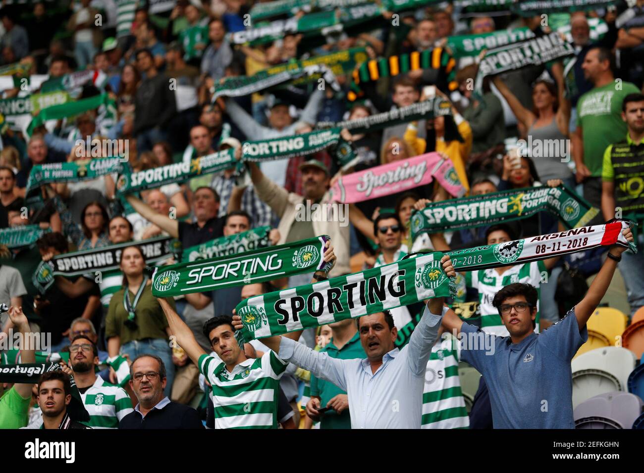 Football football - Europa League - Groupe Stage - Groupe E - Sporting CP v Arsenal - Estadio Jose Alvalade, Lisbonne, Portugal - 25 octobre 2018 Sporting fans à l'intérieur du stade avant le match REUTERS/Rafael Marchante Banque D'Images