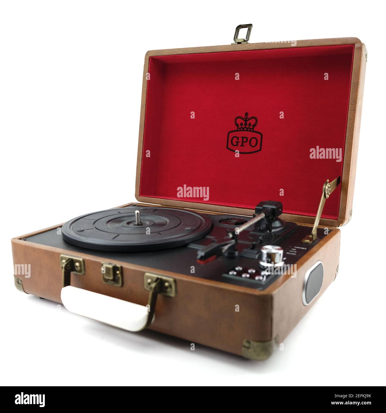Style rétro GPO Attache style Briefcase Record Player 3-Speed portable Platine en vinyle avec haut-parleurs intégrés sur fond blanc Banque D'Images