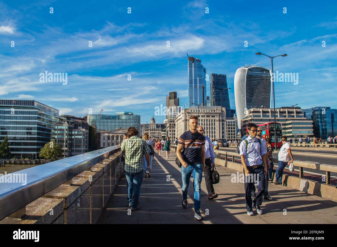 2019 07 24 Londres UK - piétons traversant le London Bridge avec Skyline de Londres à distance, par beau jour. Banque D'Images