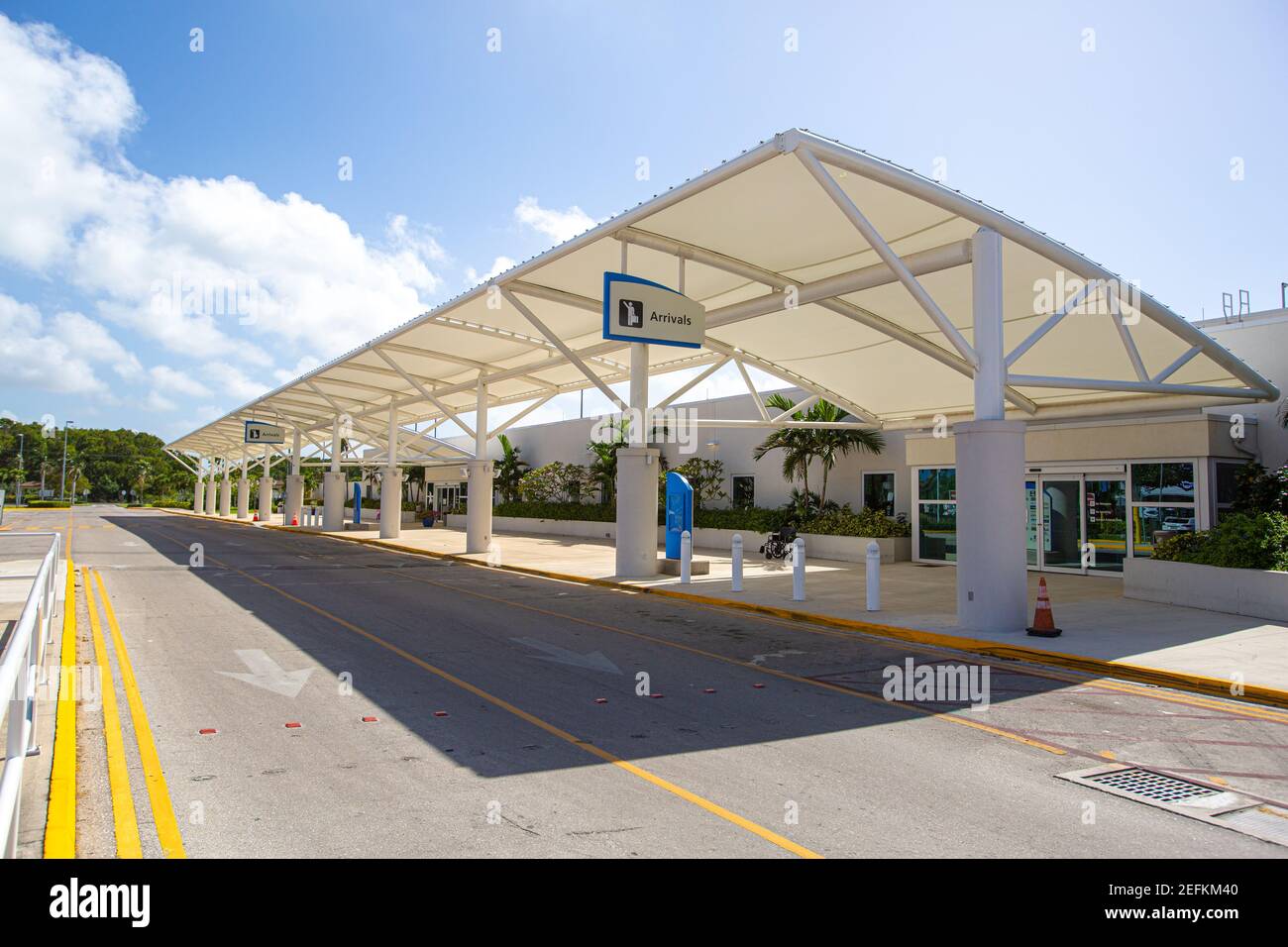 Vue imprenable sur le terminal de l'aéroport international Owen Roberts. Îles Caïmans, Georgetown - Grand Cayman. Ouvert par le Prince Charles 2019. Tourisme Banque D'Images