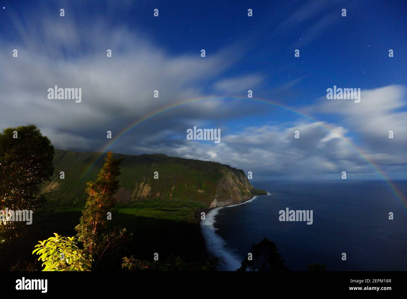 Moonbow apparaît au-dessus de la Waipio Valley dans la nuit Hawaii USA. Banque D'Images