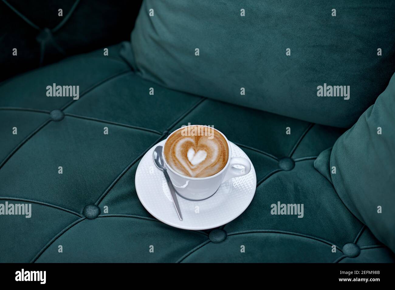 Tasse à café avec motif coeur sur le canapé Banque D'Images