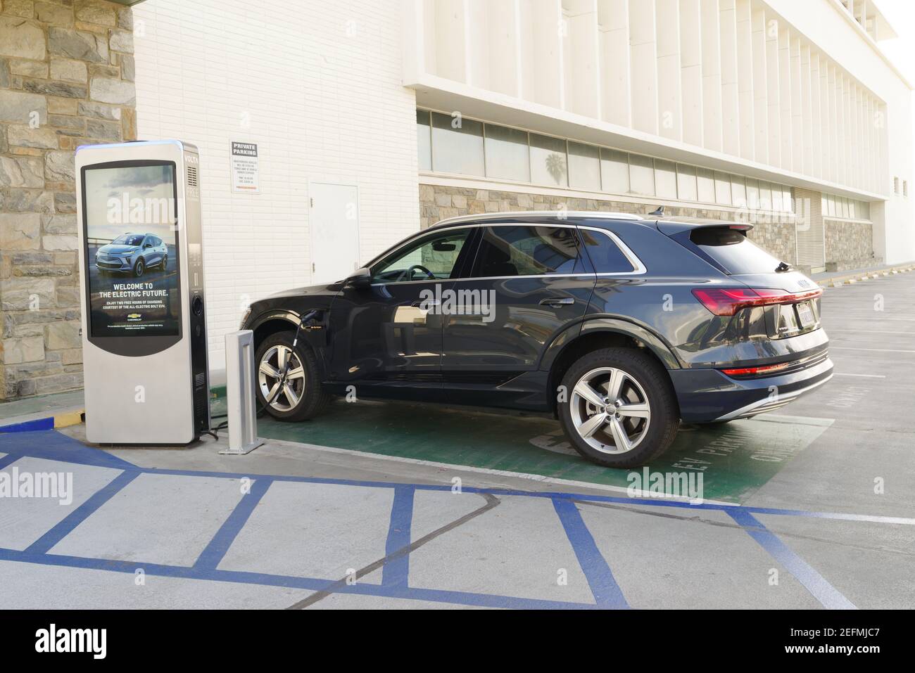 Audi SUV présenté à une borne de recharge gratuite dans la ville de Pasadena dans le comté de Los Angeles. Banque D'Images