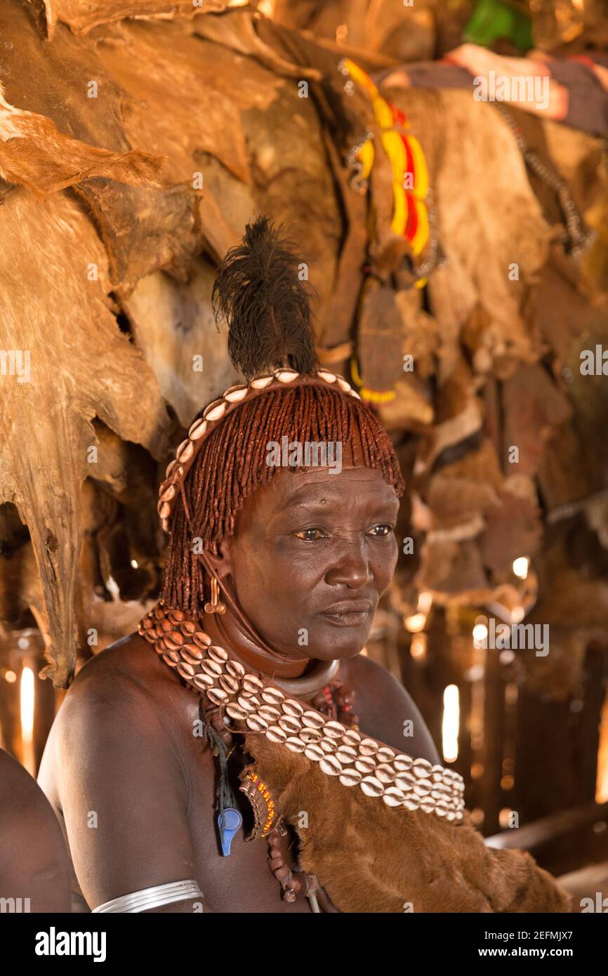 Portrait de la vieille femme Hamer assise dans une cabane Banque D'Images