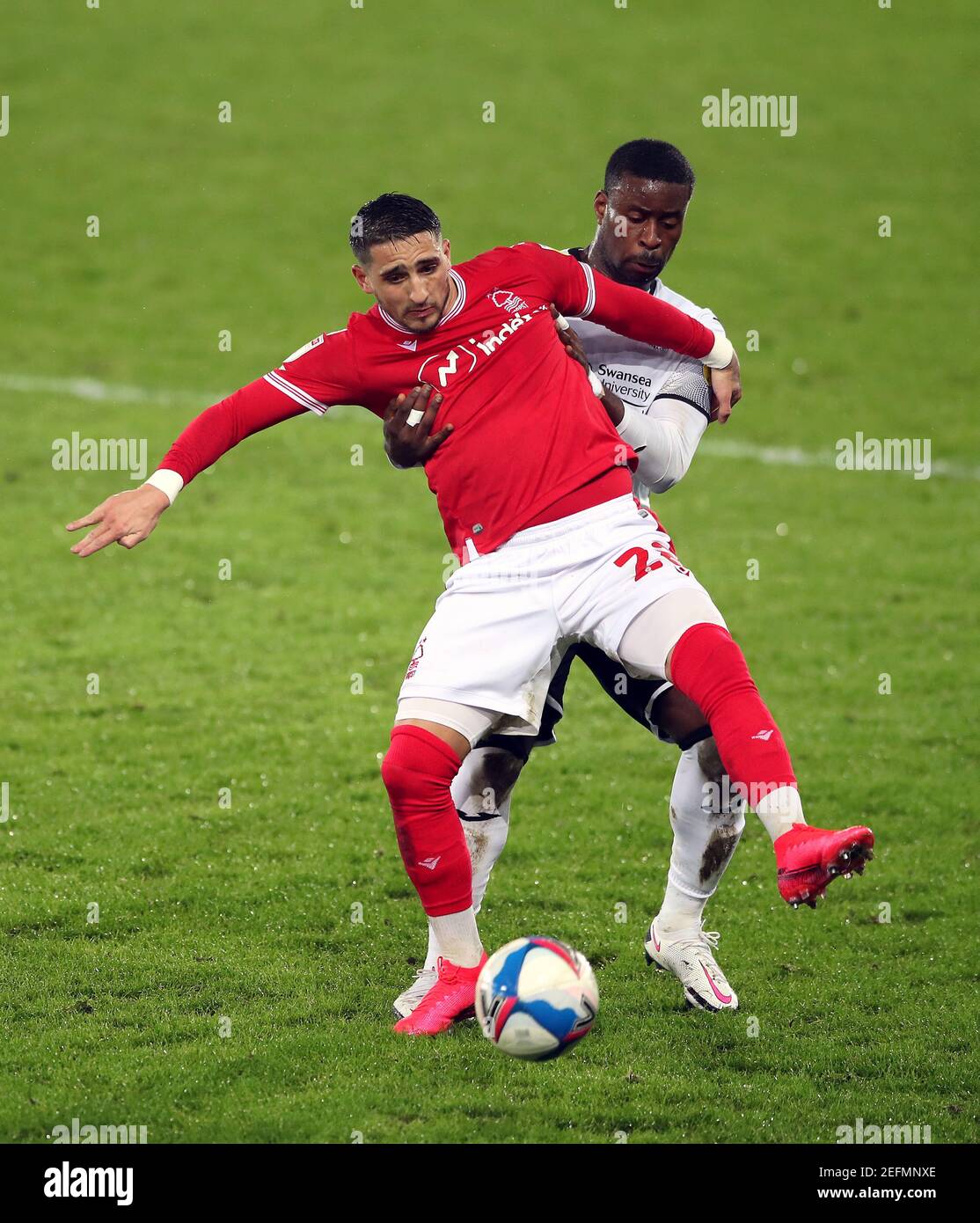 Anthony Knockaert, de la forêt de Nottingham, détient Marc Guehi, de Swansea City, lors du match de championnat Sky Bet au Liberty Stadium, à Swansea. Date de la photo: Mercredi 17 février 2021. Banque D'Images