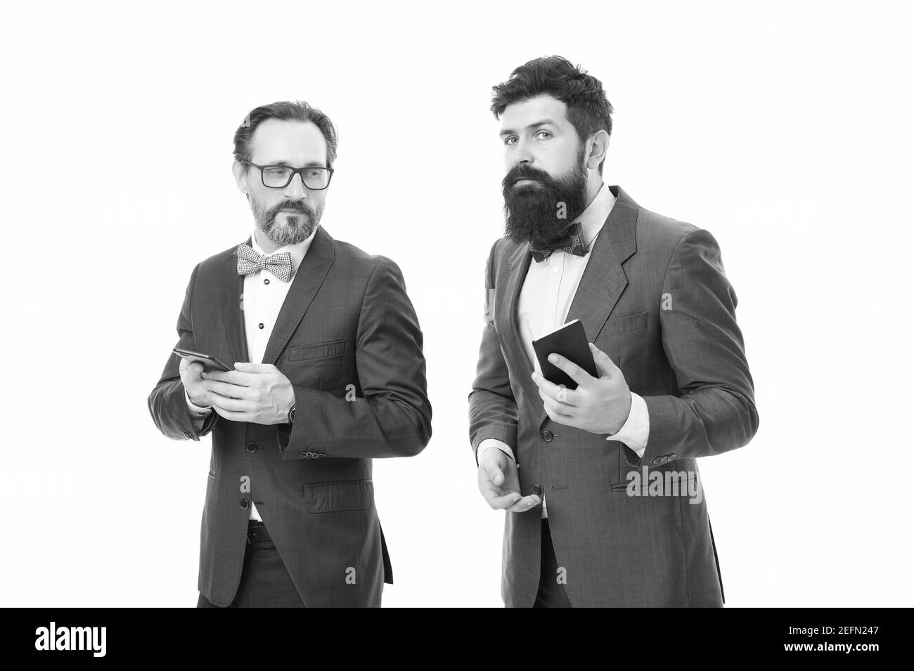 Les gens d'affaires profitent de la technologie moderne. Marché financier en ligne. Acheter et vendre en ligne. Smartphone d'application mobile. Concept de service bancaire en ligne. Suivi des indicateurs financiers en ligne. Banque D'Images