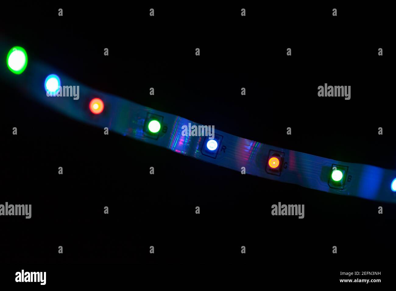 LES BANDES LUMINEUSES À LED brillent dans l'obscurité, photo de gros plan avec mise au point sélective Banque D'Images