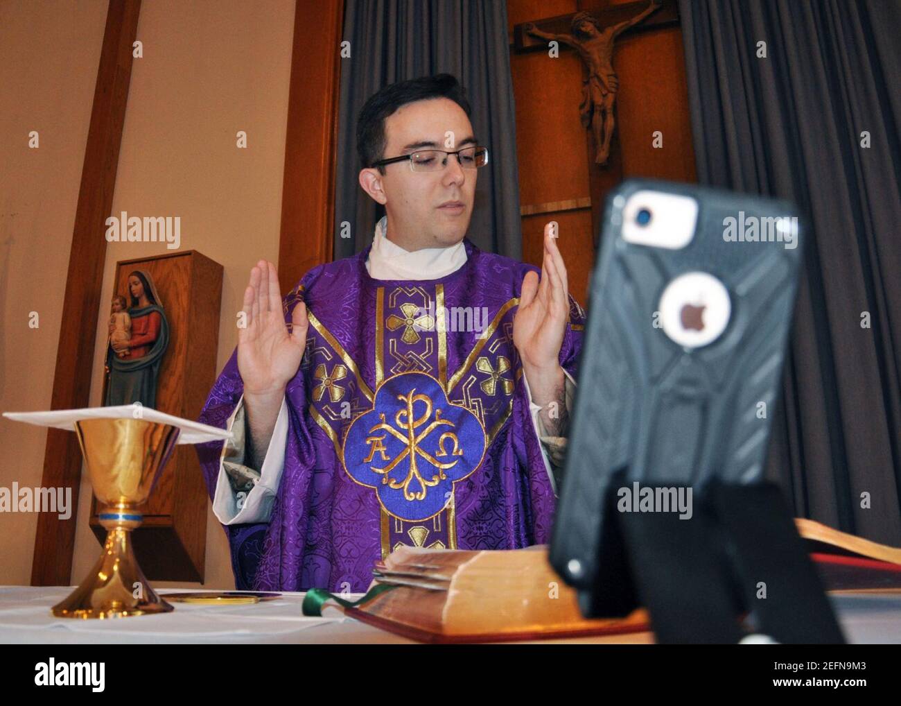 L’aumônier de la base aérienne d’Offutt effectue une masse virtuelle pendant la pandémie de COVID-19. Banque D'Images