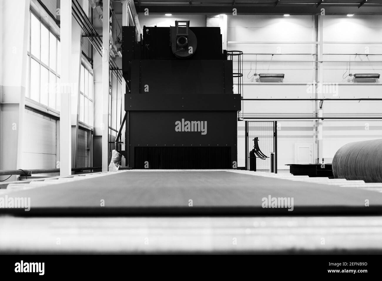 Grenaillage machine pour le traitement des plaques de métal et adulte Banque D'Images