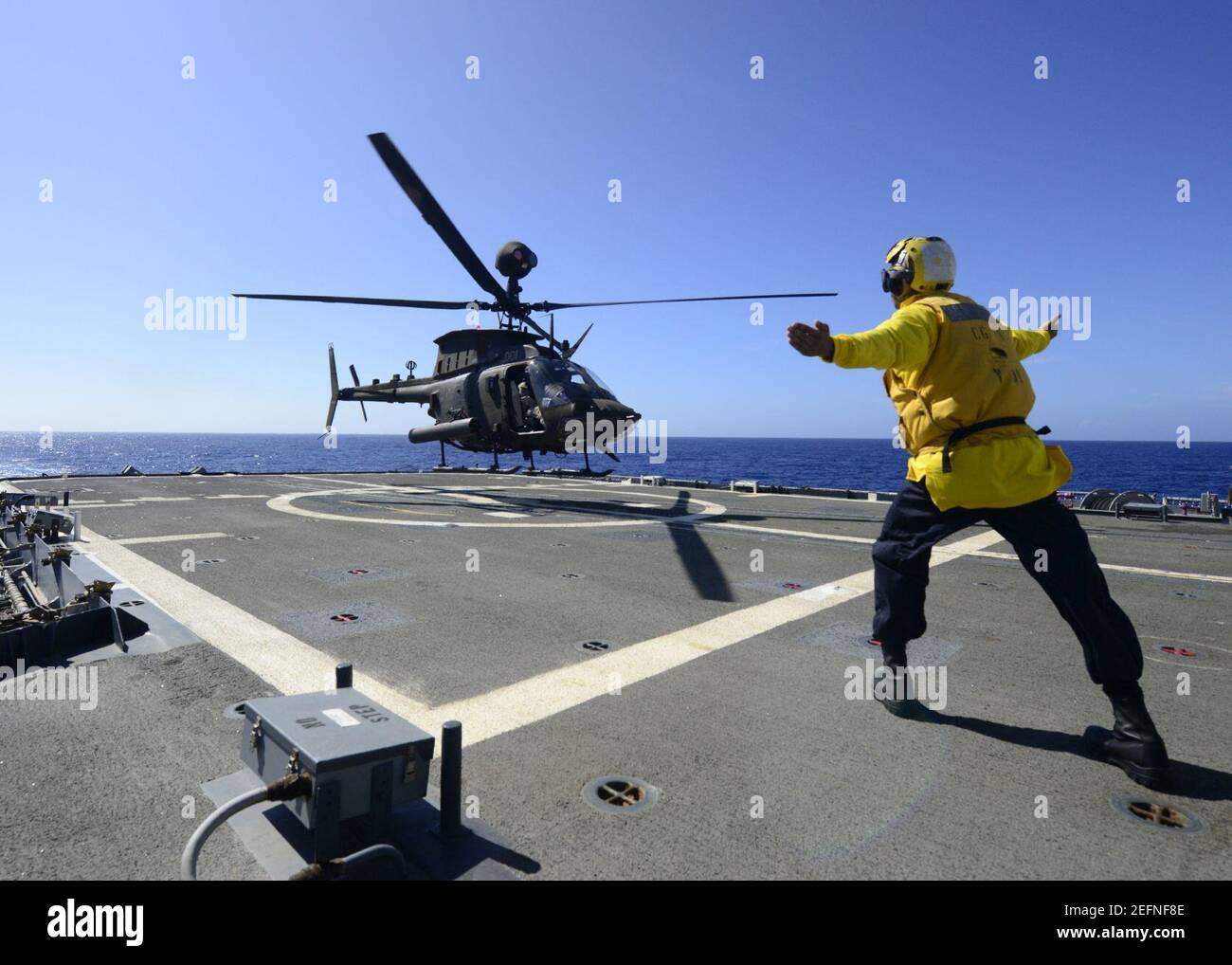 OH-58D du 25ème ATTERRISSAGE EN CABINE sur l'USS Lake Erie (CG-70) au large d'Hawaï en 2013. Banque D'Images
