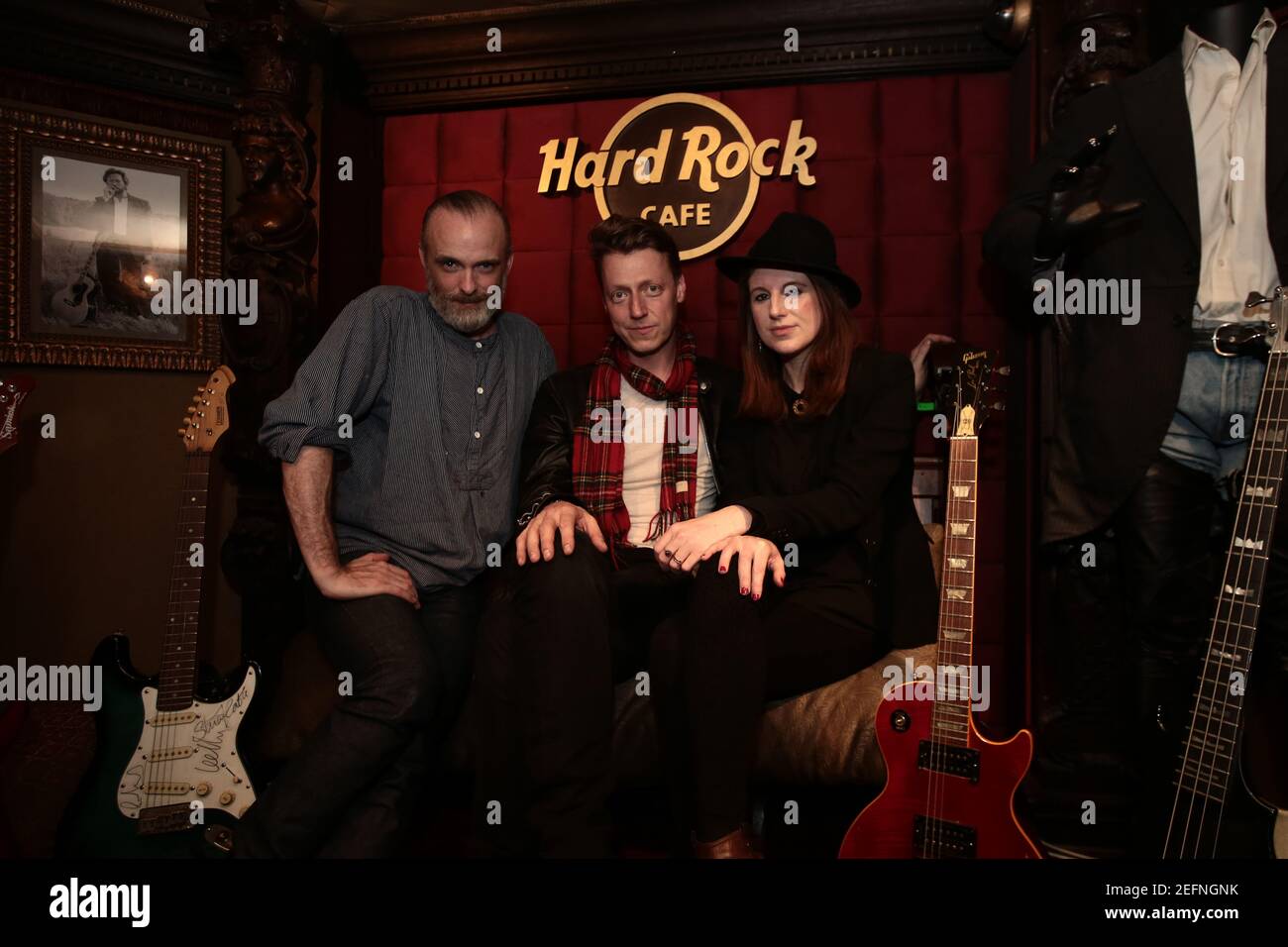 EXCLUSIF: Fran Healy et Dougie Payne de Travis avec la journaliste Absolute  radio Danielle Perry dans la chambre forte au Hard Rock Cafe de Londres,  avant de réaliser un concert Absolute radio