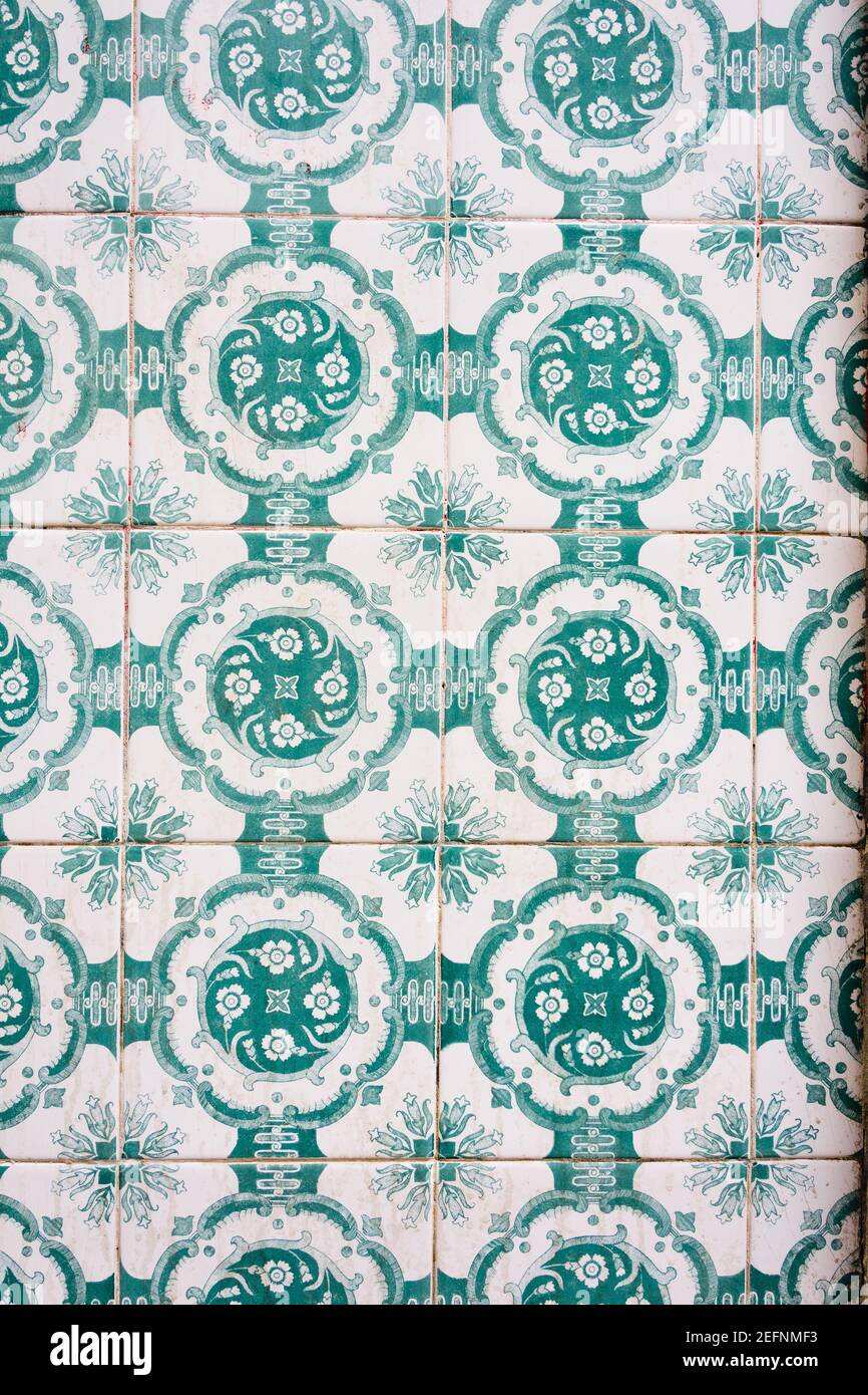 Motifs répétitifs de carreaux portugais décoratifs colorés traditionnels Banque D'Images