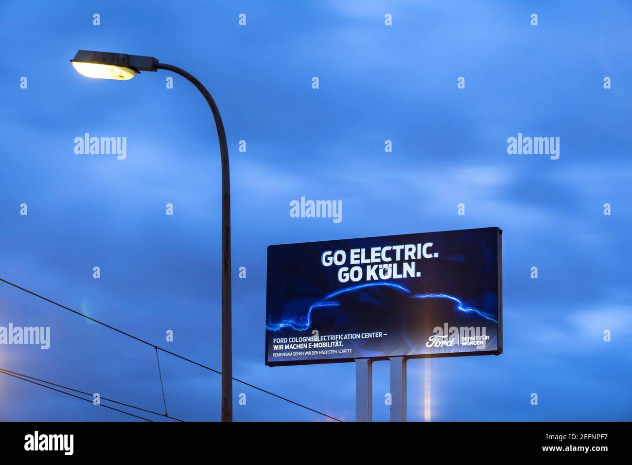 À partir de 2023, Ford à Cologne sera le premier site Ford en Europe à construire une voiture à batterie, grand panneau publicitaire aux usines Ford en N Banque D'Images