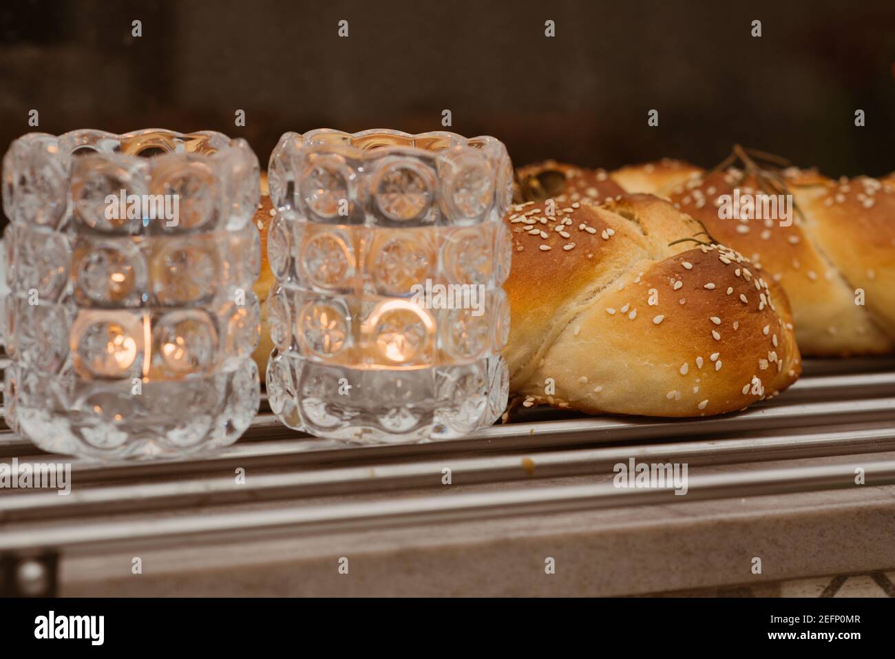 Bougies et challah traditionnel fait main, pain savoureux pour Shabbat. Banque D'Images