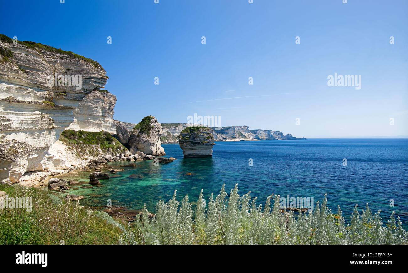 Mer méditerranée bleue et turquoise en face de la falaise De Bonifacio, un beau jour de printemps Banque D'Images