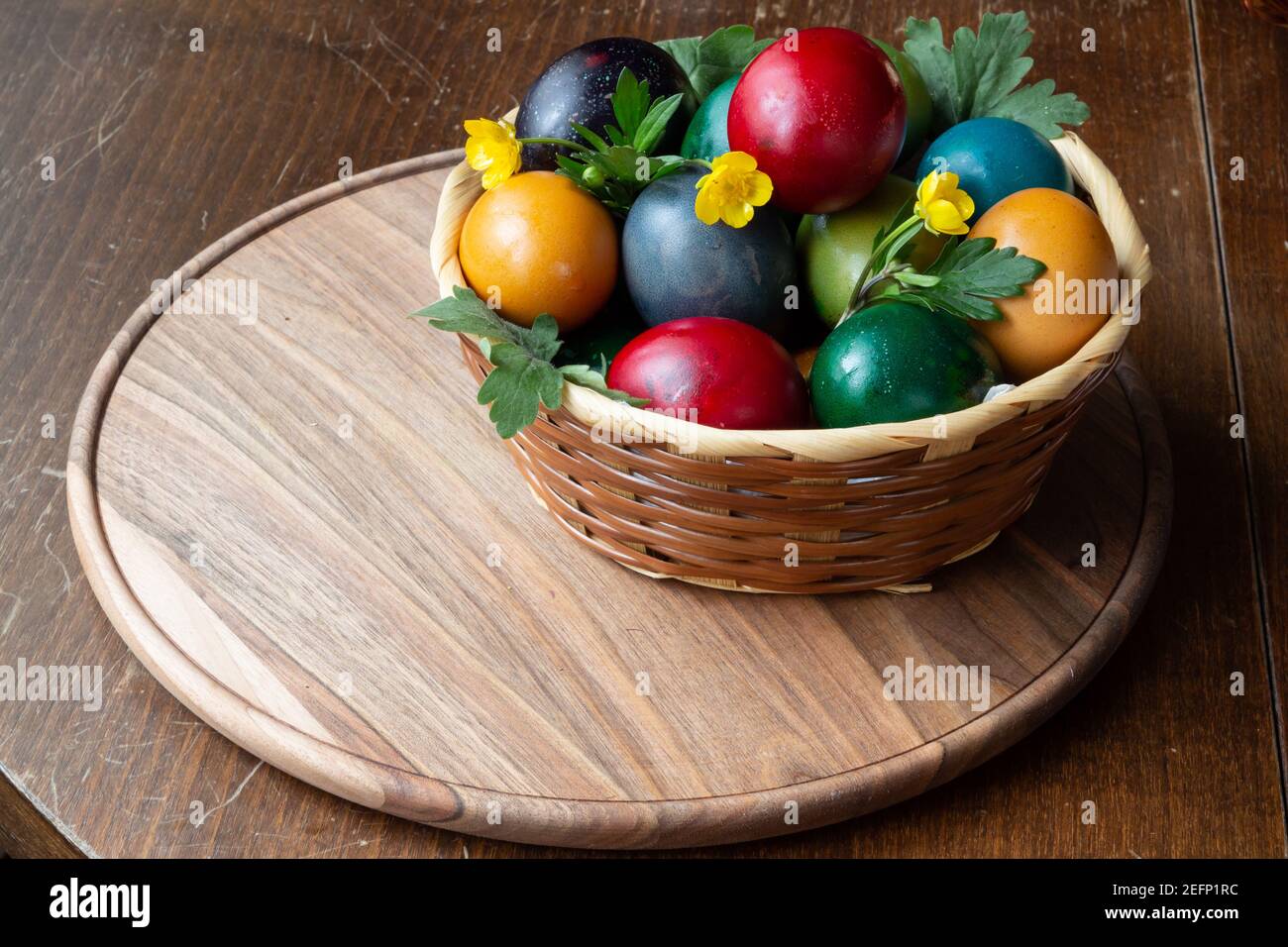 Œufs de Pâques avec fleurs - fond en bois Banque D'Images