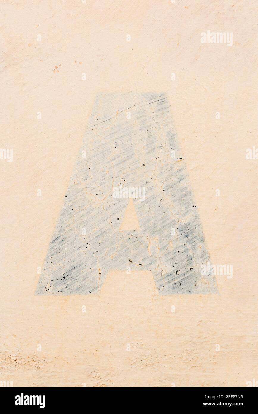 Peint sur la lettre A noire sur un mur de maison Banque D'Images