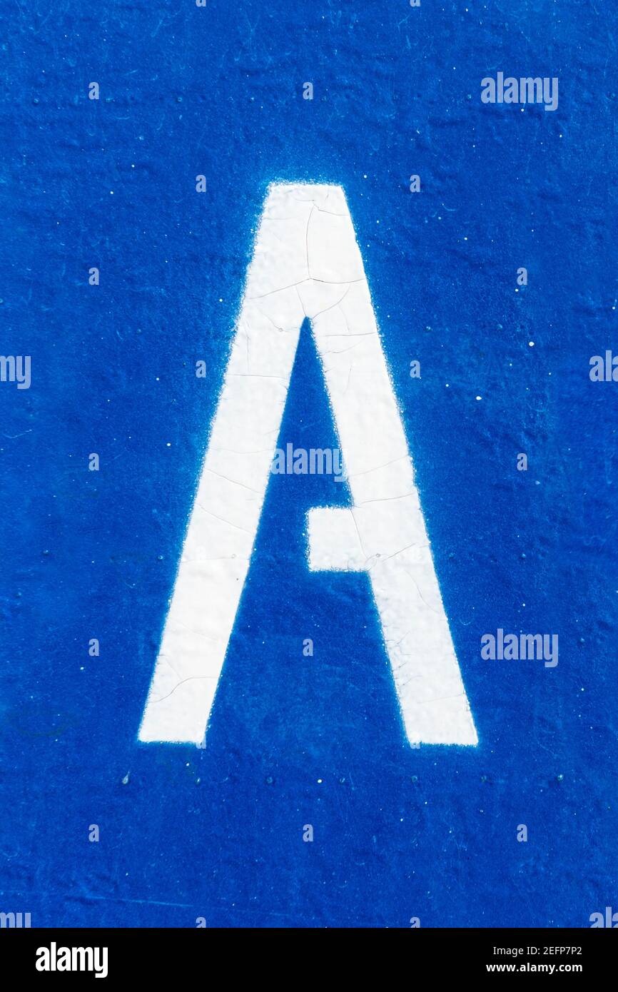 Pochoir A pulvérisé en blanc sur bleu Banque D'Images
