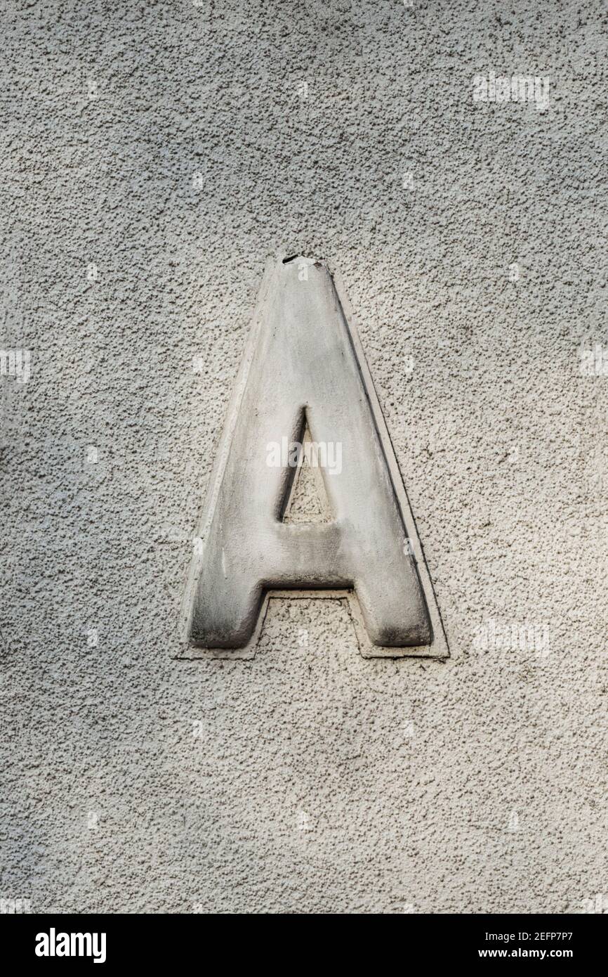 Lettre MAJUSCULE GRISE A sur un mur Banque D'Images