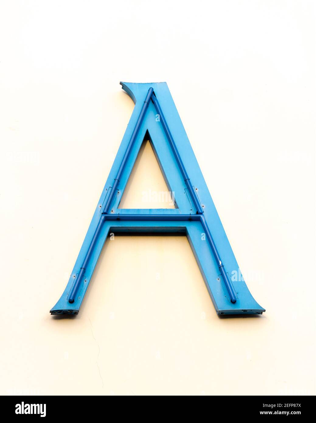 Lettre bleue A avec serifs et tubes néon bleu foncé Banque D'Images