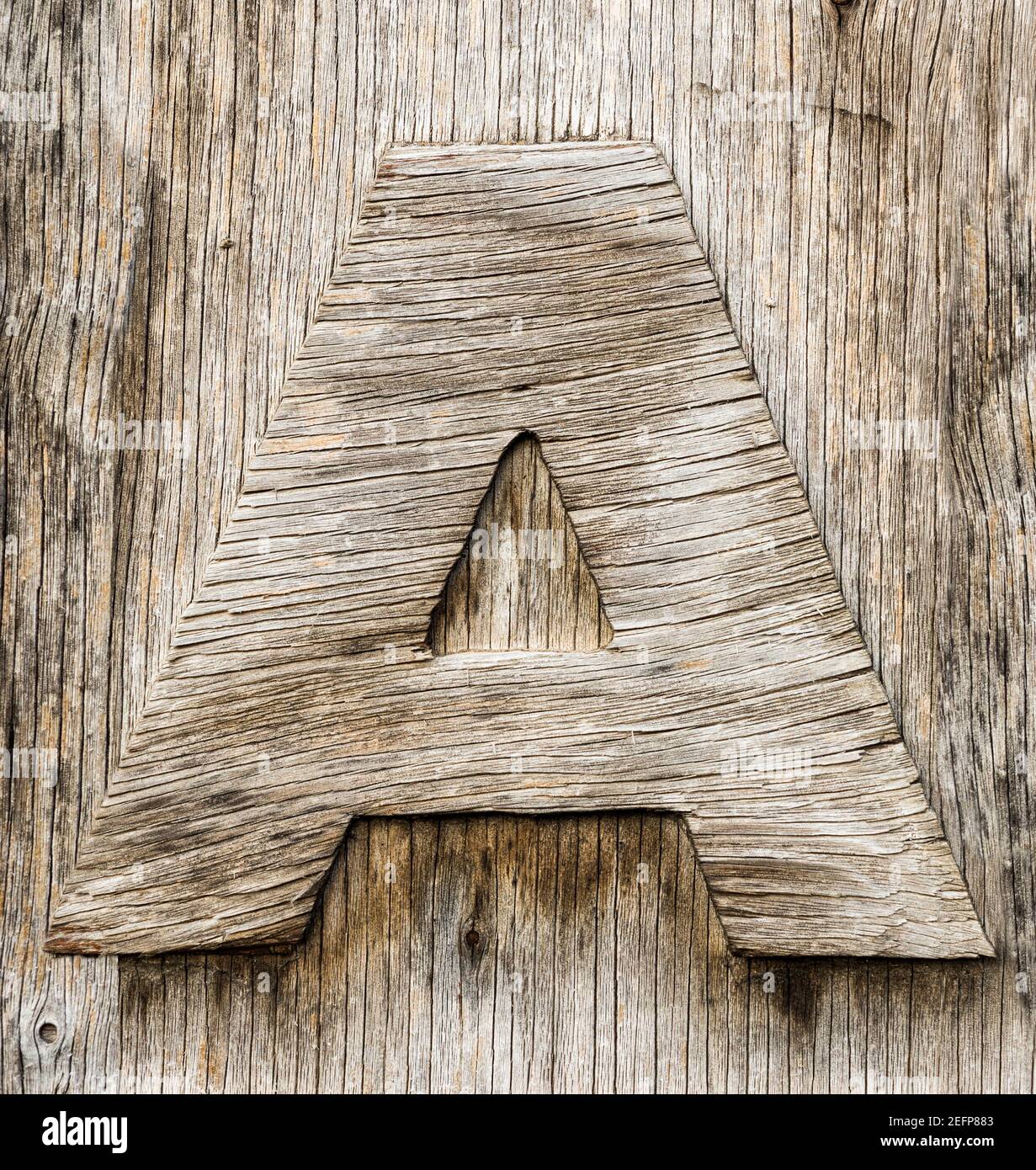 Lettre A scié de bois abîmé Banque D'Images