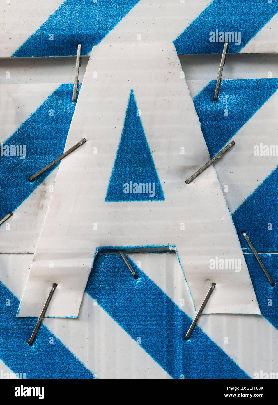 Agrafé ensemble la lettre A bleue et blanche Banque D'Images