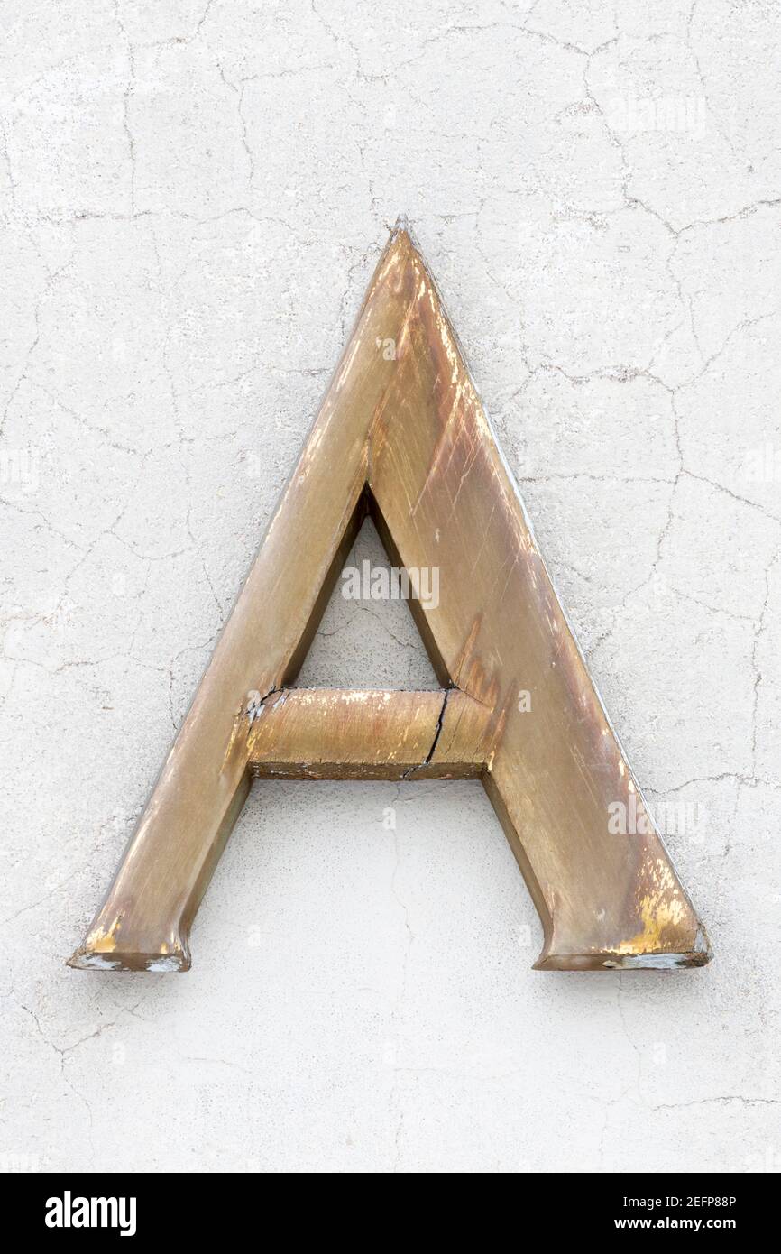 Lettre A en bois patiné de couleur dorée Banque D'Images