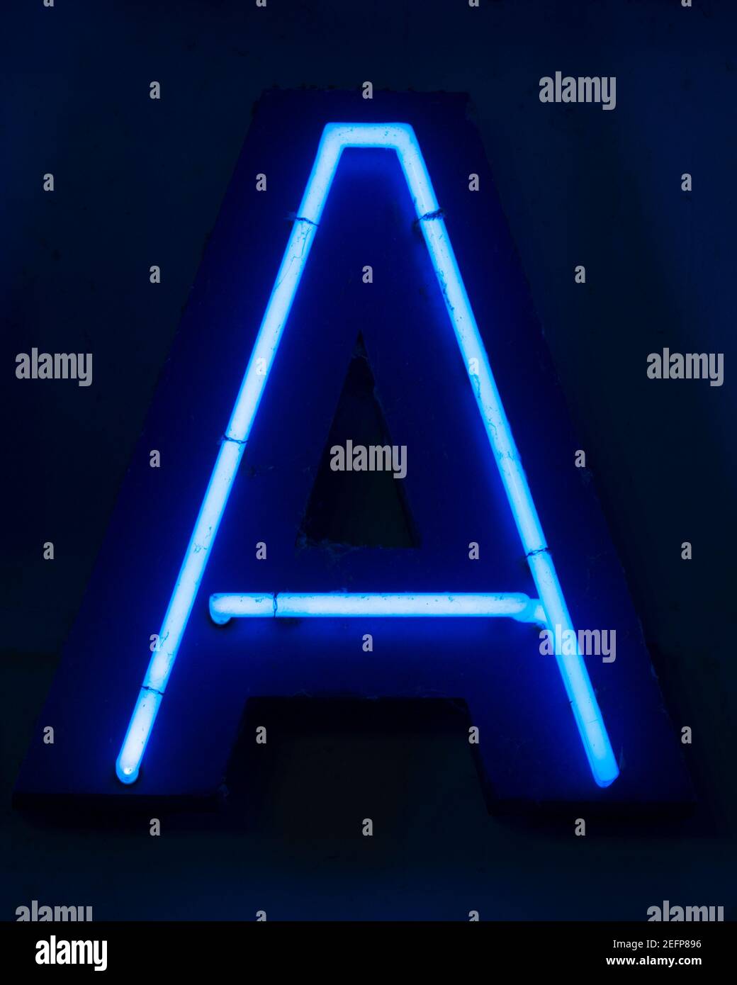 Bleu brillant lettre néon A la nuit Banque D'Images