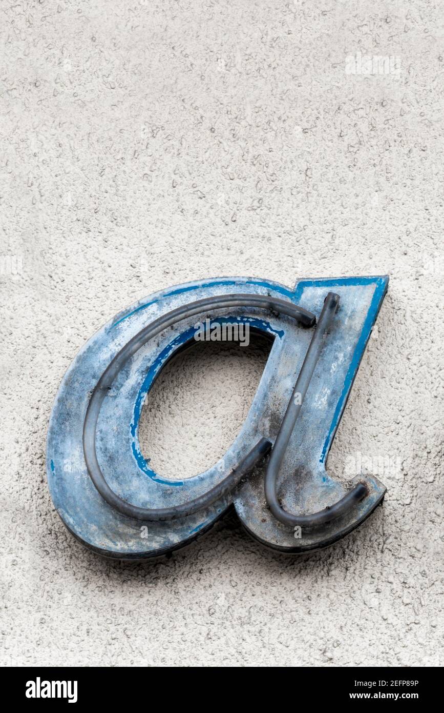 Reste d'une lettre néon bleue a Banque D'Images