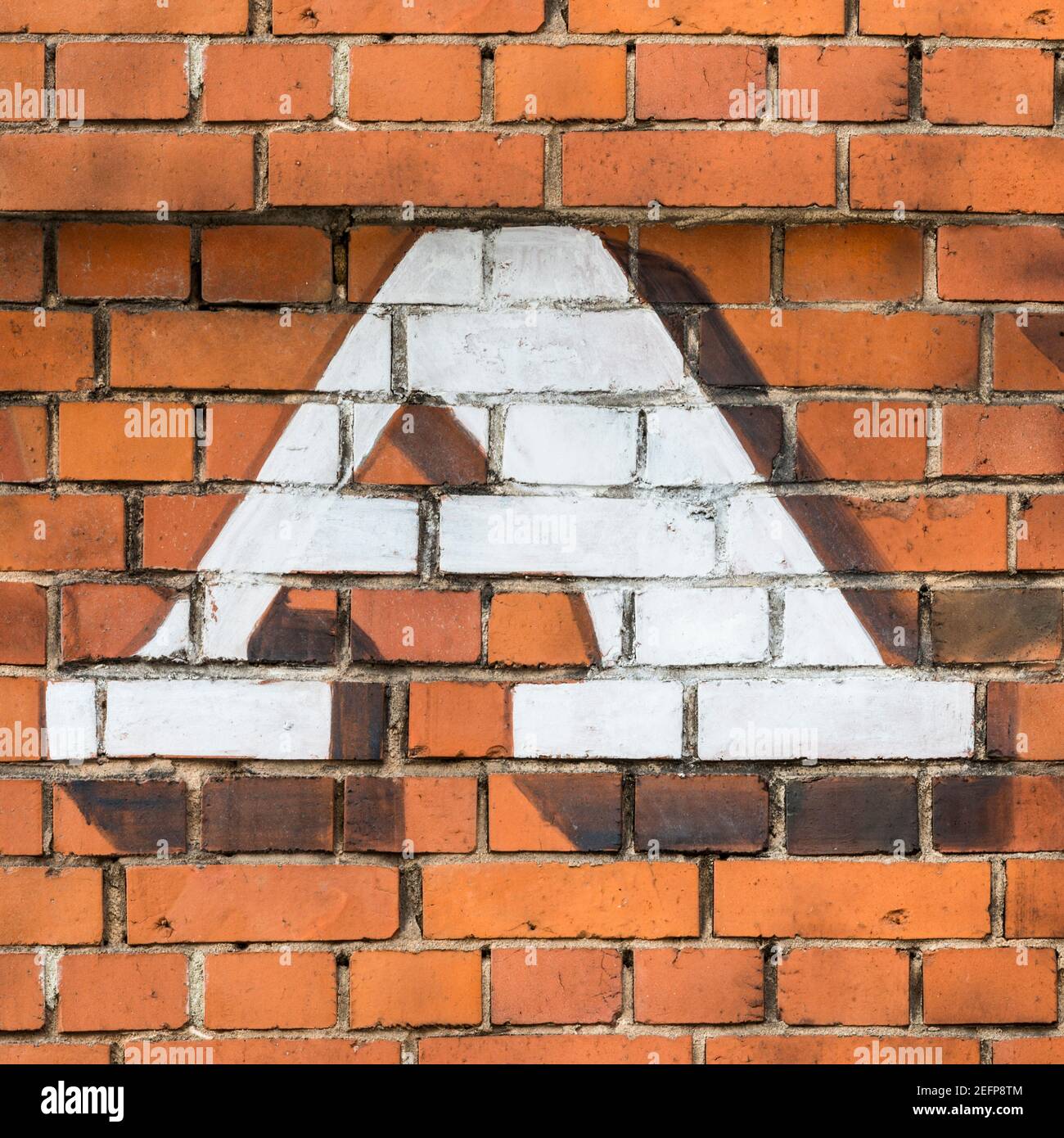 Une lettre majuscule blanche A peinte sur une brique rouge mur Banque D'Images