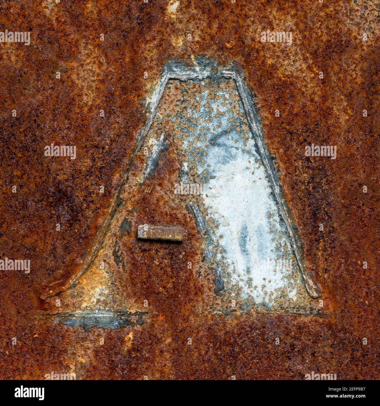Reste de la lettre A sur la plaque de métal rouillé Banque D'Images