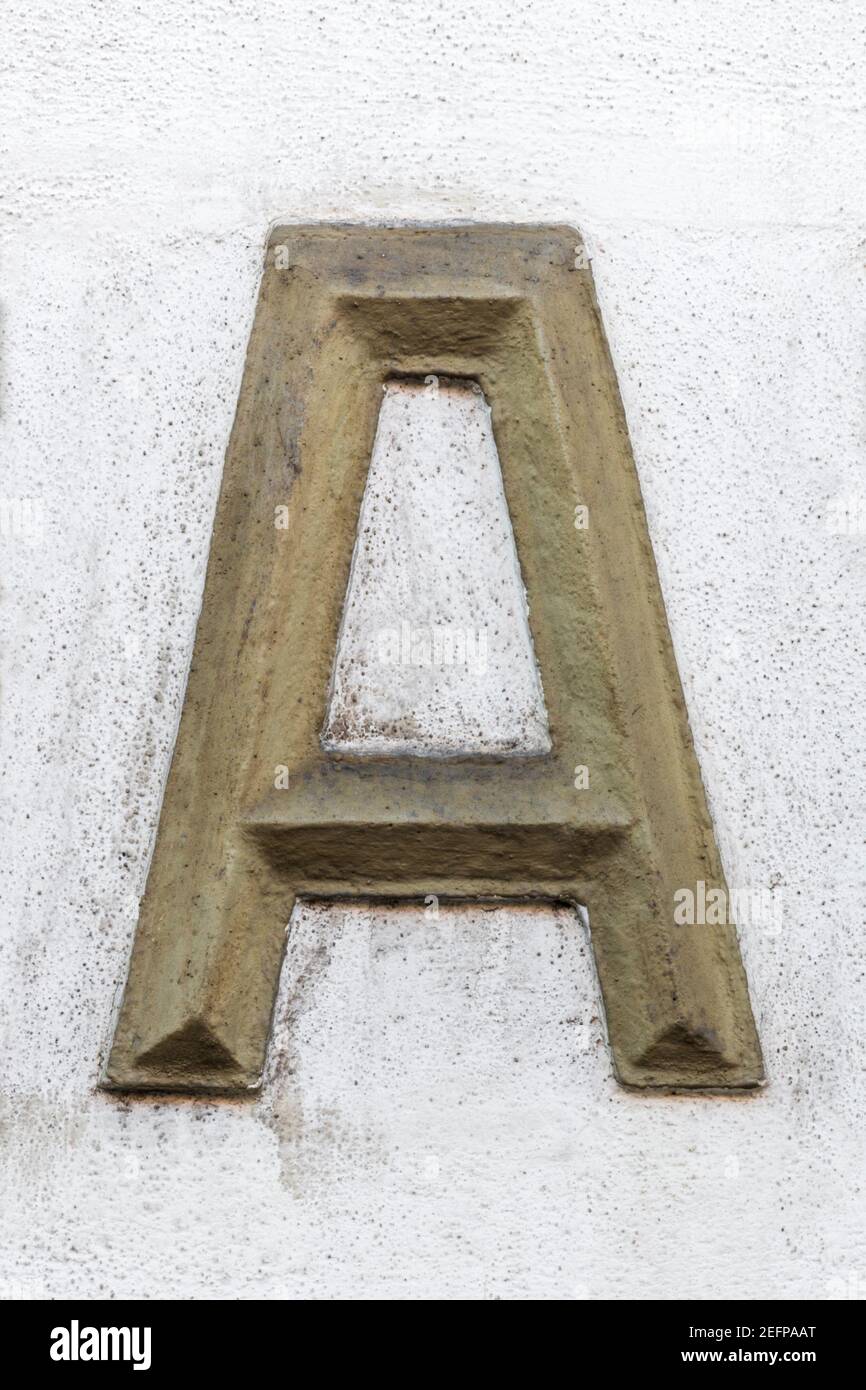 Lettre majuscule A en stuc vert olive Banque D'Images