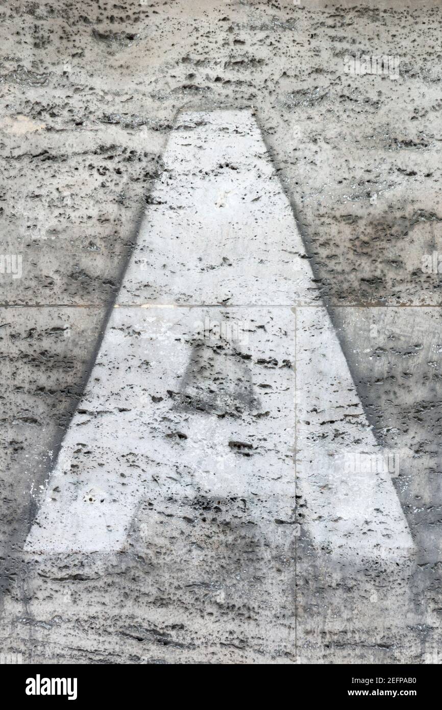 Traces d'une lettre A sur un mur de pierre naturelle Banque D'Images