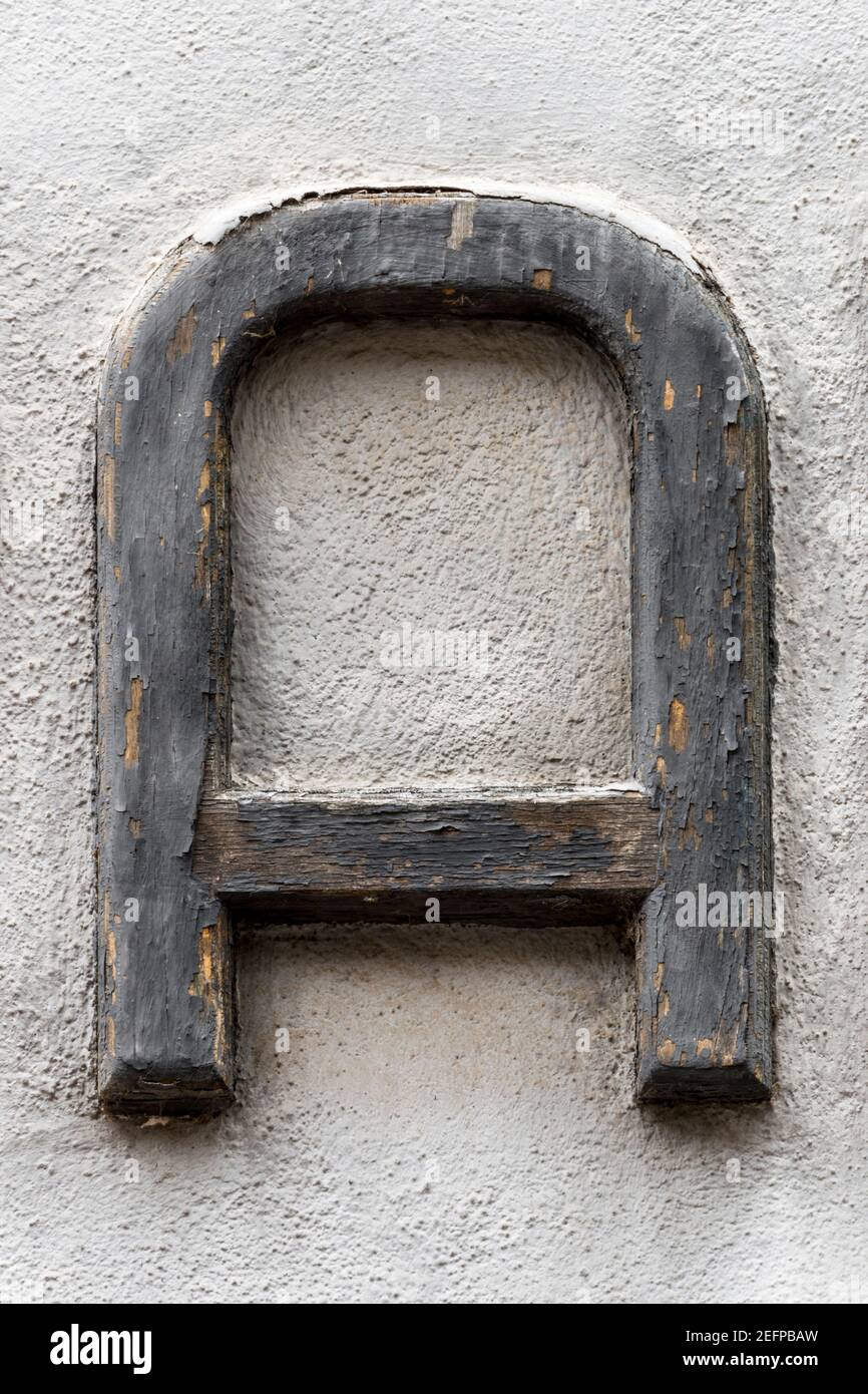 Lettre a en bois avec peinture noire qui s'écaille Banque D'Images