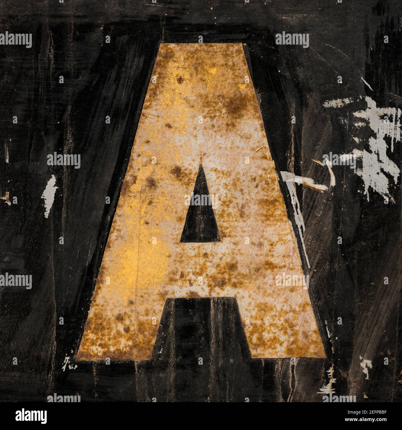 Lettre DORÉE A abîmé sur fond noir Banque D'Images