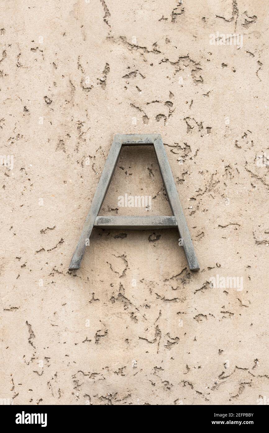 Lettre A en métal sur une façade de maison Banque D'Images